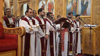 أقباط الإسماعيلية يؤدون قداس عيد الميلاد (صور)