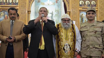 محافظ الإسماعيلية يخطب عن الوحدة الوطنية خلال قداس عيد الميلاد (صورة)