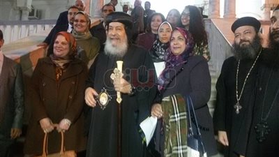 «الجلباب والحجاب» أبرز مشاهد احتفال مطرانية قنا بعيد الميلاد (صور)