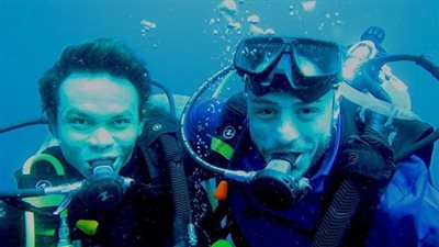 أحمد الفيشاوي يتبع أسلوبا جديدا لتكوين الصداقات في إندونيسيا