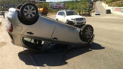 إعادة فتح الطريق الزراعي بالبحيرة بعد انقلاب سيارتين