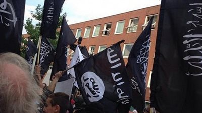 بالصور.. علم «داعش» يرفرف في أوربا