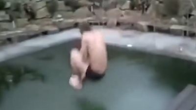 نهاية مروعة لشاب حاول استعراض مهاراته في القفز (فيديو)