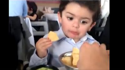 ردة فعل طفل تناول شخص طعامه (فيديو)