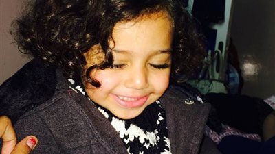 طفلة سمراء تشعل مواقع التواصل بجمالها (صور)