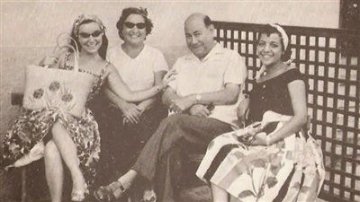 صورة تذكارية لصاحب أشهر ضحكة مع أسرته