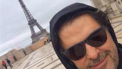 «سيلفي» راغب علامة بجوار برج إيفل