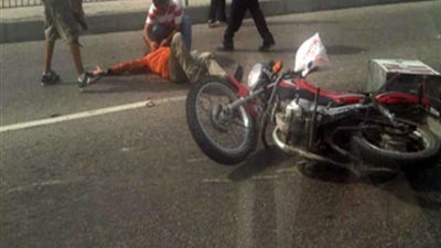 إصابة شخصين بجروح خطيرة بتصادمهم في دراجة بخارية مجهولة