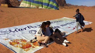 بالصور.. شاب أمريكي يقدم مفاجأة لعروسه ويتزوجها في صحراء الأردن