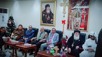 رئيس جامعة أسوان يزور الكنائس لتهنئة الأقباط بعيد الميلاد (صور)