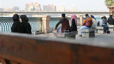 القاهرة في العيد.. عشاق وهدوء وشوارع تستجدي المارة (صور)