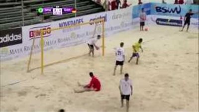 بالفيديو..لاعب برازيلي يسجل هدفا مذهلا في الكرة الشاطئية
