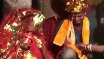 عريس يدخل في نوبة بكاء بعد إجباره على الزواج (فيديو)