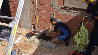انتشال امرأة سقطت داخل خزان مياه (صور)
