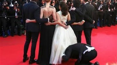 بالفيديو.. صحفي أوكراني يحاول تصوير ممثلة أمريكية من تحت الفستان!