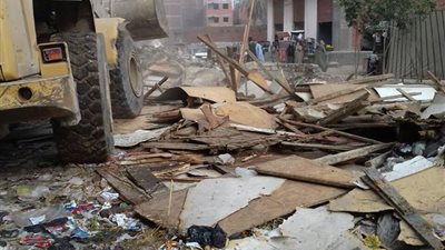 حى المرج يزيل العشش من شارع ترعة الجبل (صور)