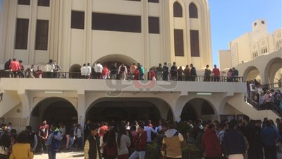 توافد آلاف الأقباط على كنائس أسوان احتفالا بعيد الميلاد (فيديو)