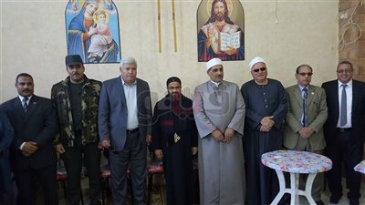 سكرتير جنوب سيناء ورئيس «الطور» يقدمان التهاني بالعيد للأقباط (صور)