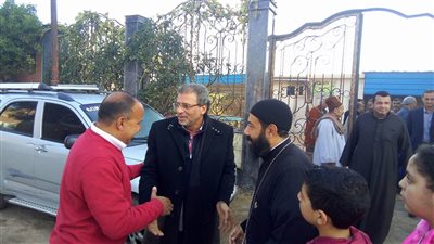 خالد يوسف يهنئ الأقباط بعيد الميلاد بكنيسة كفر شكر (صور)