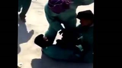 بالفيديو.. «خناقة» ساخنة بين عاملي نظافة