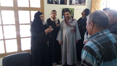 قساوسة الكنائس والأهالي يحتفلون بعيد الميلاد بمتحف الأبنودي بقنا (صور)