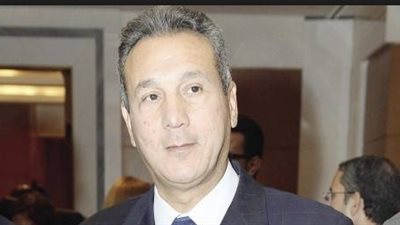 رئيس بنك مصر يغادر مطار القاهرة لاستلام جائزة من حاكم دبي