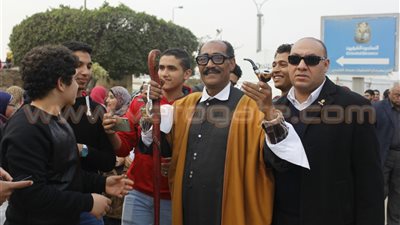 بالصور.. زوار معرض الكتاب يلتقطون «سيلفي» مع شبيه «السادات»