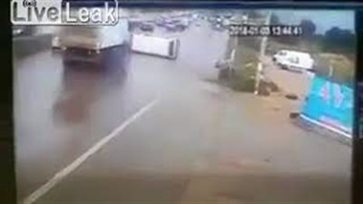 سائق يسقط من «ميكروباص» بطريقة مروعة (فيديو)