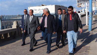 محافظ الإسكندرية يتفقد آثار النوة بالمنتزه