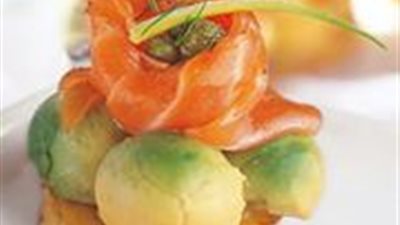 البطاطس بالسلمون والأفوكادو غذاء صحي لمرضى القلب