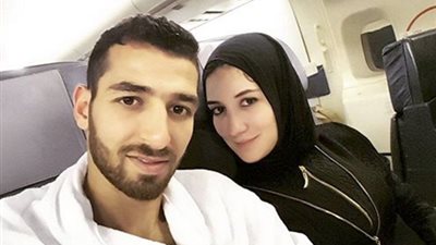 بالصور.. أحمد شكري يؤدي العمرة مع زوجته