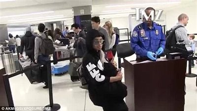 بالصور.. ضبط المغنية بلاك شينا على متن طائرة بسبب السكر الشديد