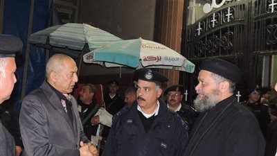 مدير أمن مطروح يشارك الأقباط عيد الميلاد بتقديم الهدايا (صور)