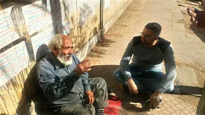 عودة مسن لأسرته بعد اختفائه 5 سنوات (صور)