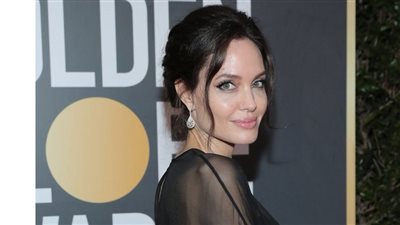 أنجلينا جولي تبهر الحضور بأناقتها في حفل جولدن جلوب (صور)