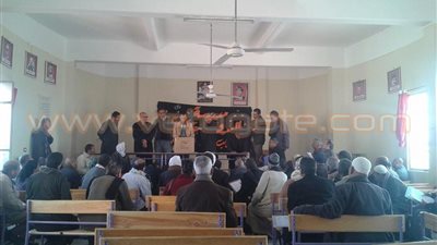 بالصور.. «فيزا كارد» لصرف رواتب المعلمين بالعدوة في المنيا