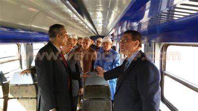 بالصور.. رئيس هيئة السكة الحديد يفاجئ ورش كوم أبو راضي