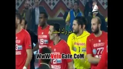 بالفيديو.. «اشتباك» بين لاعبي تونس والحكم بعد فوز منتخب مصر