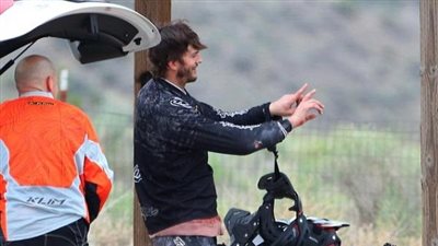 بالصور.. أشتون كوتشر يغير ملابسه على الطريق العام في لوس أنجلوس