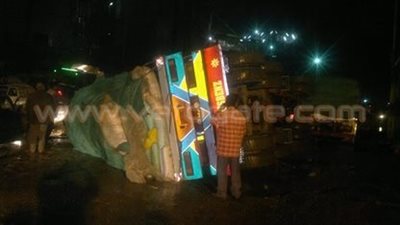 انقلاب سيارة نقل ثقيلة بمنطقة «وادي القمر» في الإسكندرية
