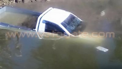 بالصور.. سيارة تسقط في ترعة بالشرقية وإنقاذ سائقها