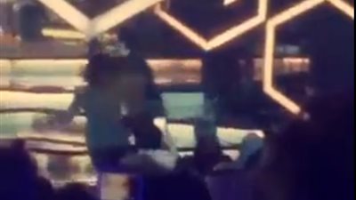 فيديو جديد للحظة هروب تامر حسني من فتاة حاولت احتضانه في «هلا فبراير»