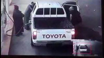 لحظة القبض على لص اعتدى على عامل آسيوي في السعودية (فيديو)