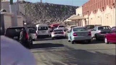 شاب يخاطر بحياته ويمارس التفحيط وسط المارة بمكة المكرمة (فيديو)