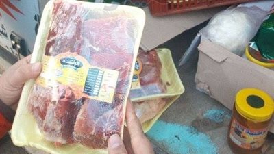 ضبط سيارة تبيع لحوما ودواجن بدون تصاريح في دمياط (صور)