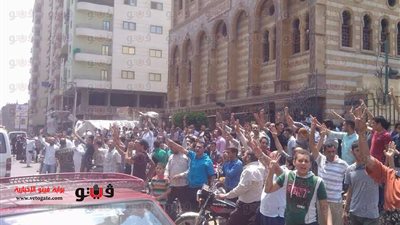 بالصور.. «إخوان الشرقية» يمزقون دعاية حزب النور للسيسي