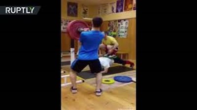 تحد روسي جديد في رفع الأثقال يشعل الإنترنت (فيديو)