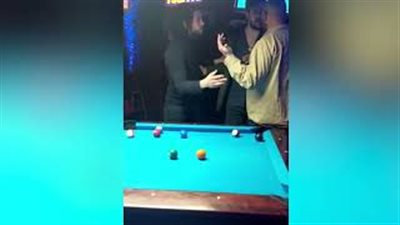لحظة طرد بطل مسلسل «لعبة العروش» من حانة (فيديو)