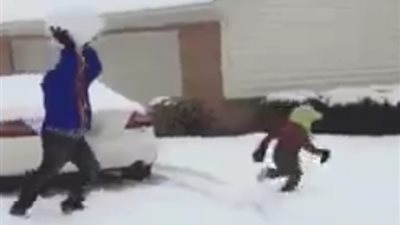 مزاح أب يتسبب في سقوط مروع لطفله (فيديو)