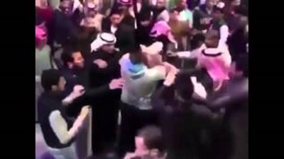 بالفيديو.. «خناقة» بين مجموعة من الشباب داخل «مول» في الكويت